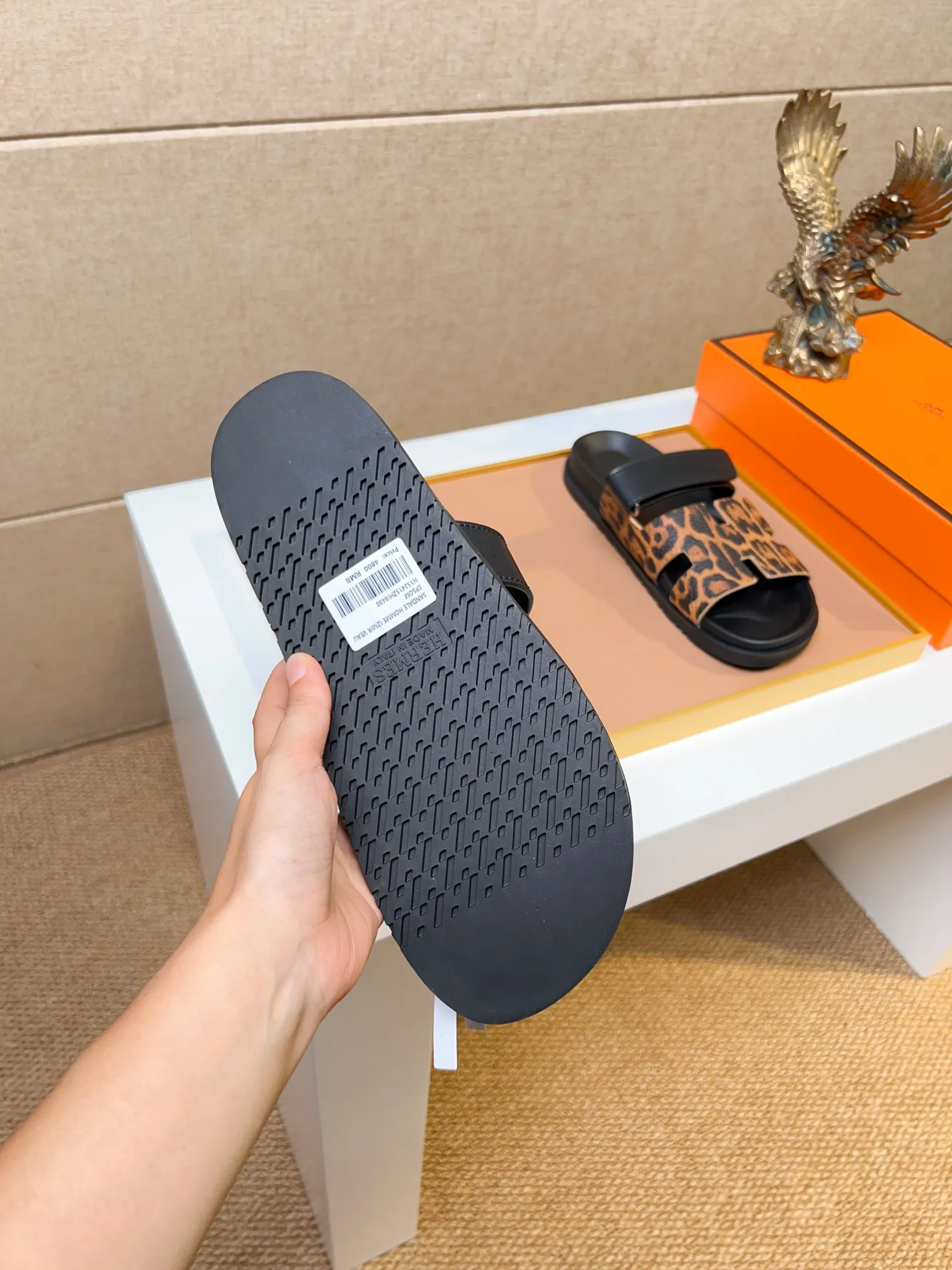 Men's clothing and shoes 💰340 💅💅💅 new arrival. Hermes Hermes official website latest counter synchronized new oran color leather H slippers, the original Paris version flew back to the original model and opened the mold to make it perfectly🍌The highest quality Sincerity, you can enter and leave the counter at will [Deyi] The upper is made of original customized  colored palm prints, crocodile print, ostrich print, colored cow leather, colored cow suede, 🤔 horse hair, 🥳 colored diamonds, 🥰 3D printing, and other genuine leather slippers, imported cow pattern foot pad lining, Italian  latest original genuine leather combination outsole Code number: 38-48 (customized at 46.47.48) Can be made into picture combination sole with genuine leather pattern and ordinary molded outsole